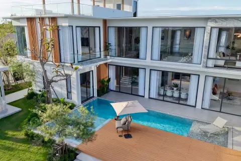 5 Bedroom House for Sale in East Pattaya modern kitchen with island