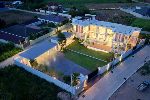 5 Bedroom House for Sale in East Pattaya private swimming pool