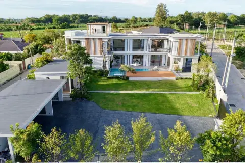 5 Bedroom House for Sale in East Pattaya spacious living room
