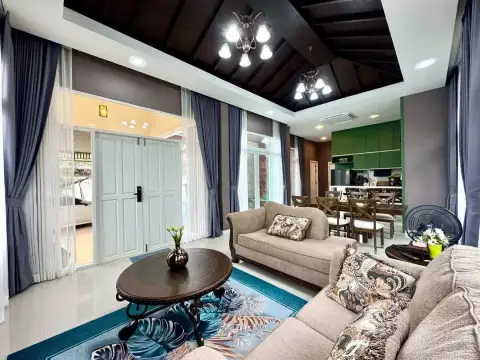 2 Bedroom House for Rent in Mabprachan living area with entrance door, sofas and dining table view