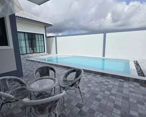4 Bedroom House for Rent in Mabprachan showing rectangular pool with patio furniture and outdoor seating