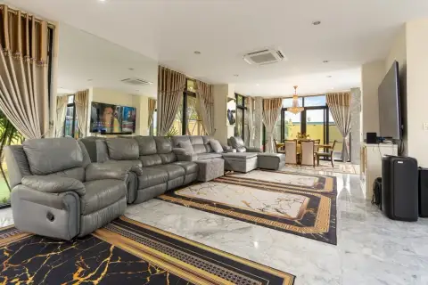 5 Bedroom House for Sale in Pattaya Paradise Village 2 master bedroom with en-suite