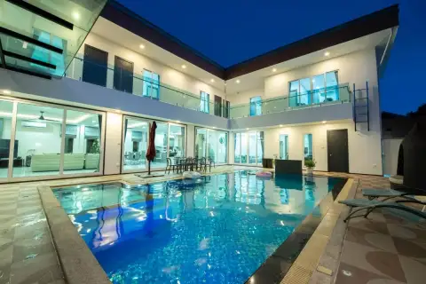 8 Bedroom House for Rent in Na Kluea evening view of villa courtyard and swimming pool