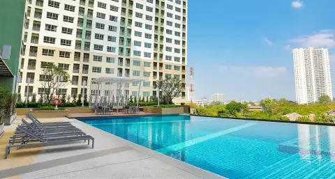 Lumpini Ville Naklua-Wongamat rooftop swimming pool with loungers and city view