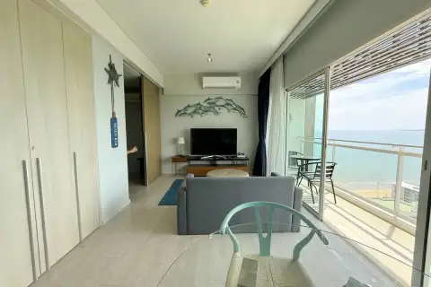 2 Bedroom Condo for Sale at Veranda Residence Pattaya spacious living room with modern furniture