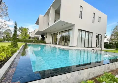 4 Bedroom House for Sale at Glory Village Pattaya rear view with infinity-edge pool and glass sliding doors