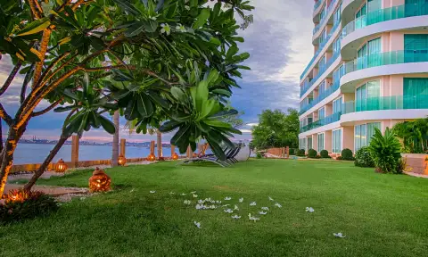 Paradise Ocean View: Well-equipped fitness center with treadmills, exercise bikes, and dumbbell rack.