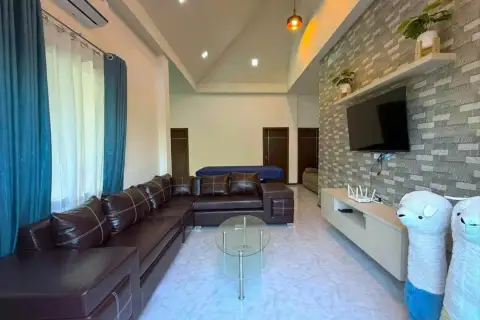 3 Bedroom House for Rent in Bang Lamung, Pattaya, Thailand — 3-bedroom House — photo 2