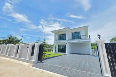 4 Bedroom House for Sale in Huai Yai, Pattaya, Thailand — 4-bedroom House — photo 2