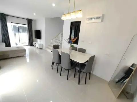 4 Bedroom House for Rent in Central Pattaya dining area with marble table and gold pendant light