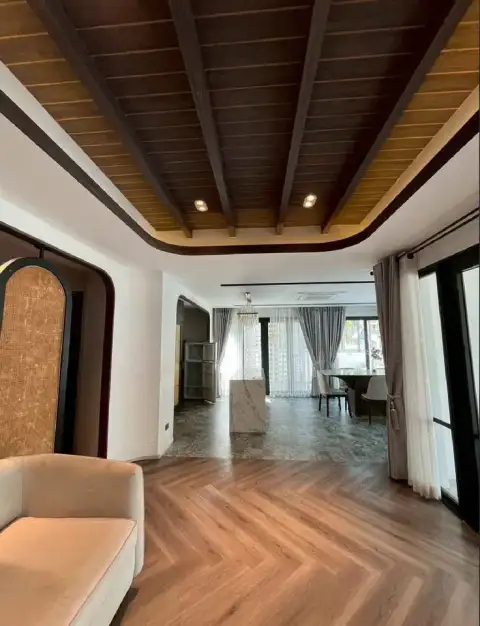 4 Bedroom House for Rent in Central Pattaya open-plan living and dining area with wood beam ceiling and large windows
