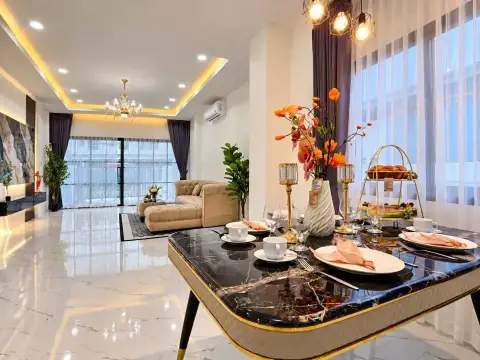 3 Bedroom Townhouse for Rent in Central Pattaya open-plan dining area with marble table and living space view