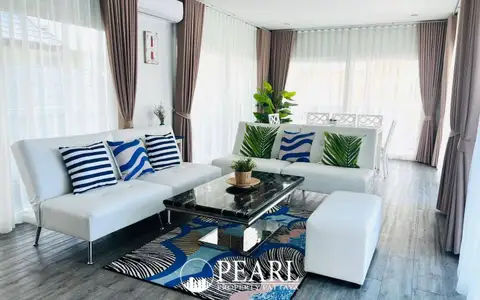 3 Bedroom House for Sale in Sea Breeze Villa Pattaya master bedroom with ensuite