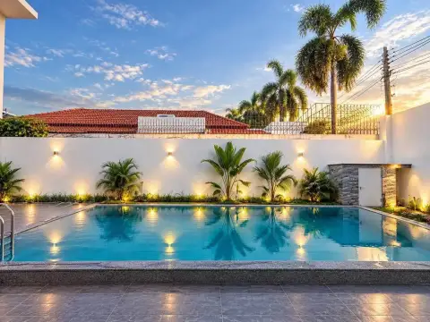 6 Bedroom House for Rent in Pratumnak Hill, Pattaya, Thailand — 6-bedroom House — photo 2