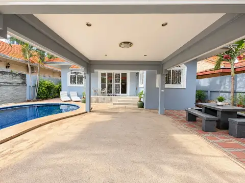 3 Bedroom House for Rent in Pratumnak Hill covered outdoor terrace with dining table beside swimming pool