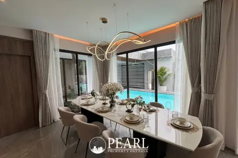 4 Bedroom House for Sale in Tree Villa private swimming pool and garden
