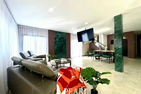 5 Bedroom House for Sale in Country Club Villa master bedroom
