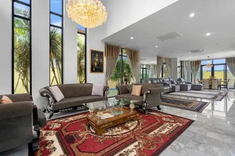 5 Bedroom House for Sale in Pattaya Paradise Village 2 modern kitchen with island