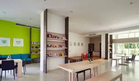 Lumpini Ville Naklua-Wongamat communal reading lounge with bookshelves and seating area