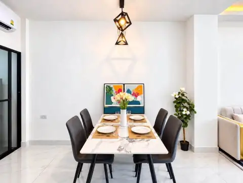 2 Bedroom Townhouse for Rent in East Pattaya dining area with marble table set for four
