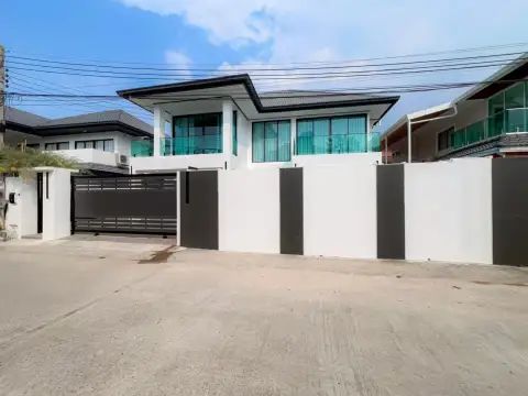 5 Bedroom House for Rent in Jomtien exterior view with black gate and perimeter wall from street
