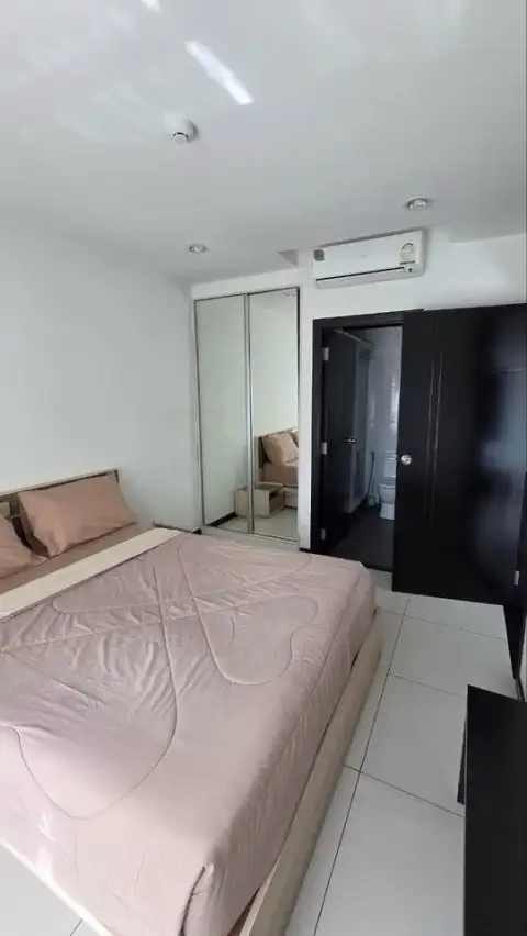 1 Bedroom Condo for Sale at Siam Oriental Tropical Garden bedroom with mirrored closet and ensuite bathroom door