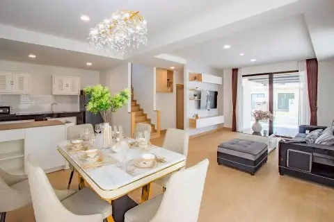 4 Bedroom House for Rent in Takhian Tia dining area with crystal chandelier and open kitchen view