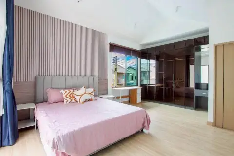 4 Bedroom House for Rent in Takhian Tia master bedroom with pink bedding and glass wardrobe