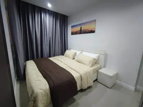1 Bedroom Condo for Rent at The Twin Tower Jomtien Beach Pattaya bedroom with double bed, city skyline artwork, and curtains