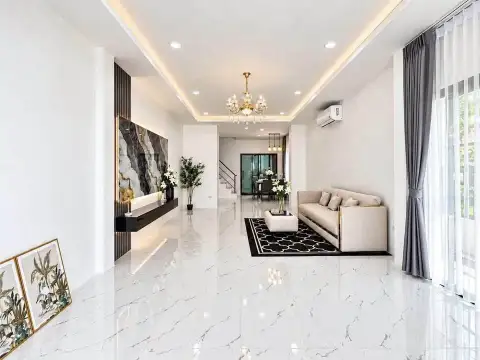 3 Bedroom Townhouse for Rent in East Pattaya open-plan living room with marble flooring and chandelier