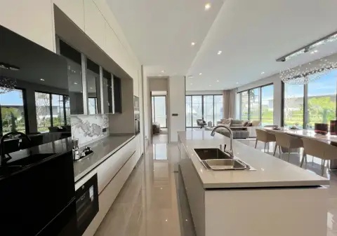 4 Bedroom House for Sale at Glory Village Pattaya open-plan kitchen island with view into living area