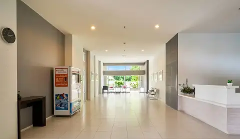 Lumpini Ville Naklua-Wongamat bright lobby entrance with reception desk and seating