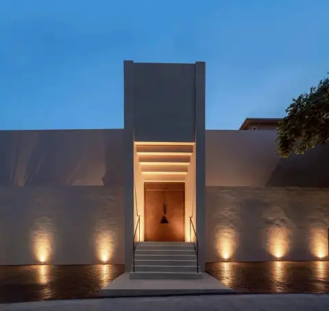 Villa Barrera: Narrow swimming pool between two villa wings, with sun loungers and a high privacy wall.
