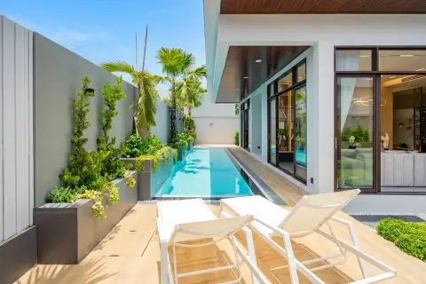 4 Bedroom House for Sale in Tree Villa master bedroom with en-suite