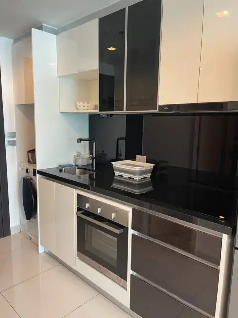 1 Bedroom Condo for Sale at Wongamat Tower kitchen counter with black granite and oven