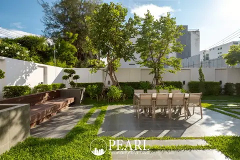 8 Bedroom House for Sale in Central Pattaya modern kitchen