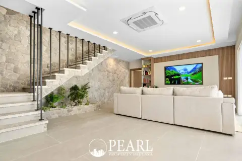 7 Bedroom House for Sale in Huay Yai modern kitchen
