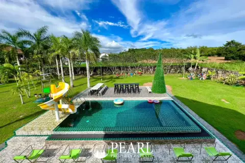 8 Bedroom House for Sale in Umino villa Bang Saray spacious living room