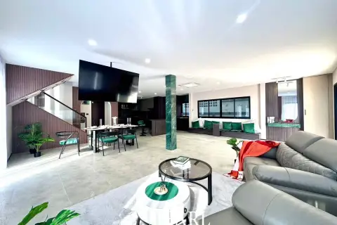 5 Bedroom House for Sale in Country Club Villa spacious living room