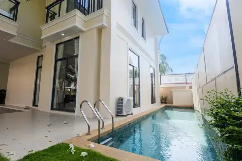 4 Bedroom House for Sale at Tadarawadi South Pattaya: Side view of the house with a narrow private swimming pool.