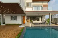 5 Bedroom Villa for Sale in Bang Lamung master bedroom with ensuite