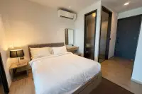1 Bedroom Condo for Rent at EDGE Central Pattaya bedroom with double bed, bedside lamp, air conditioner, and wardrobe