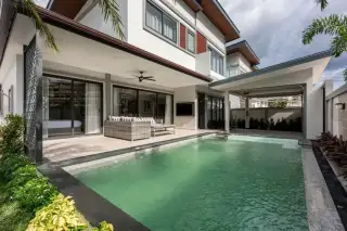 Zensiri Midtown Villas private swimming pool with tiled deck, rattan outdoor sofa set and ceiling fan under covered patio