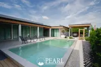 5 Bedroom House for Sale in Pattaya spacious living room