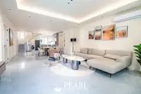 6 Bedroom House for Sale in Central Pattaya spacious living room