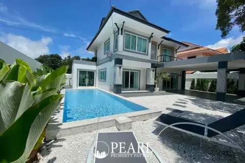 5 Bedroom Villa for Sale in Bang Lamung spacious living room