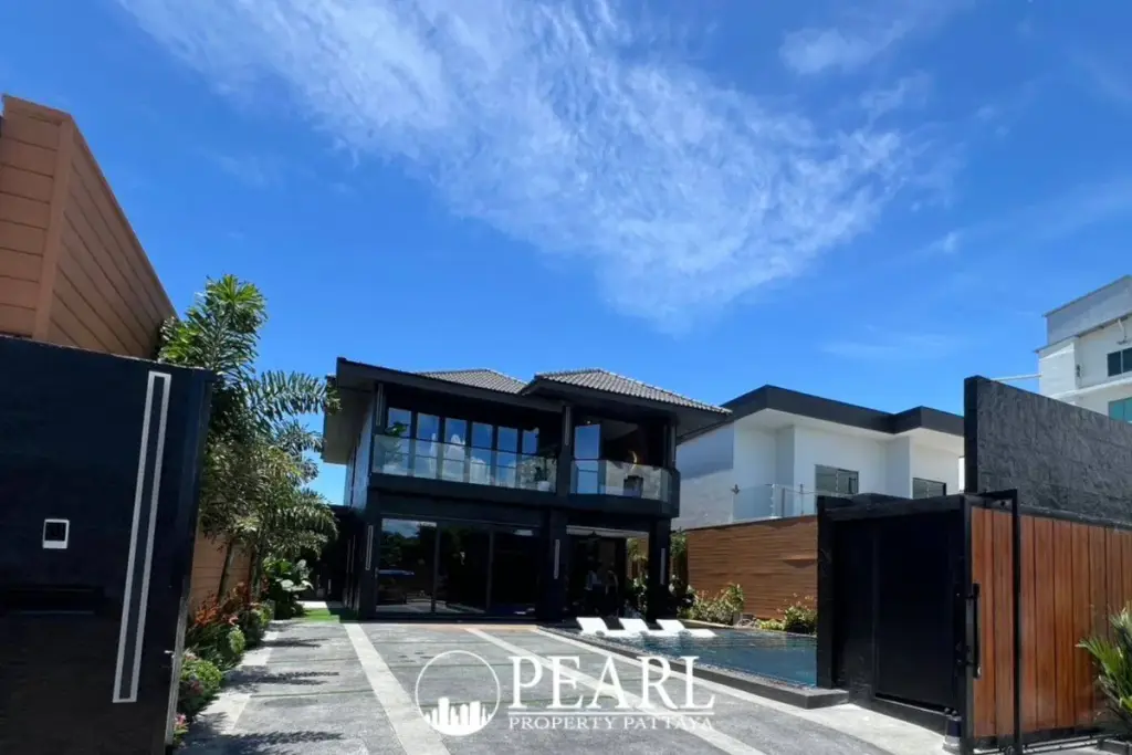7 Bedroom House for Sale in View Point Village exterior facade