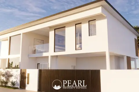 4 Bedroom House for Sale in Central Pattaya spacious living room