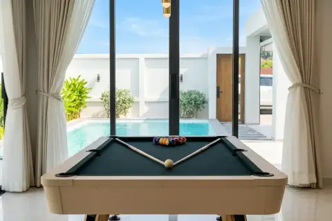4 Bedroom House for Sale in View Point Village master bedroom with en-suite bathroom