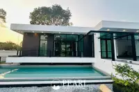 4 Bedroom House for Sale in Central Pattaya front garden